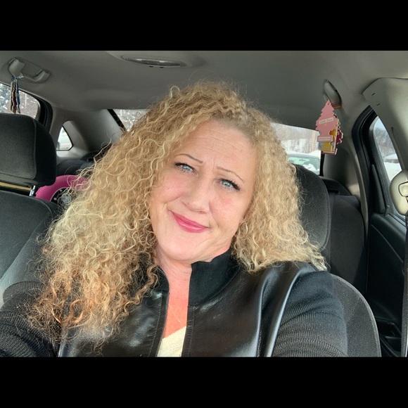 Profile Picture of Julie Grinsteinner (@j_grinsteinner) on Poshmark