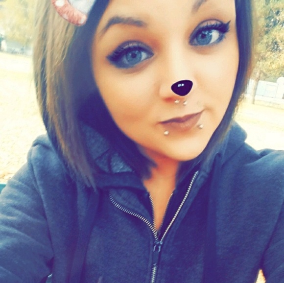 Profile Picture of Cassandra Lynn (@lynnxninja) on Poshmark