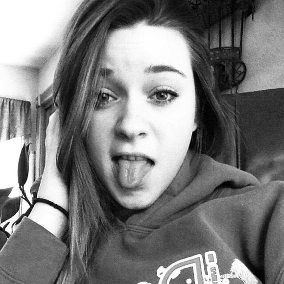 Profile Picture of Sydney Pithan (@sydney_layne16) on Poshmark