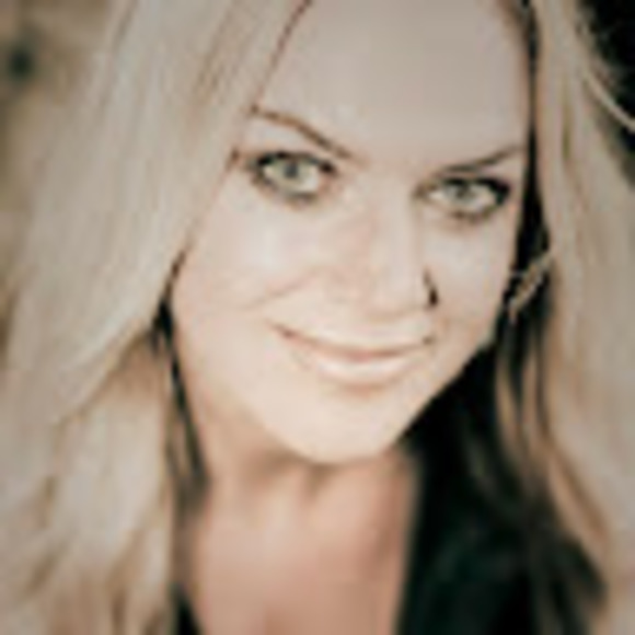 Profile Picture of Katie Gaeddert (@kgaeddert) on Poshmark