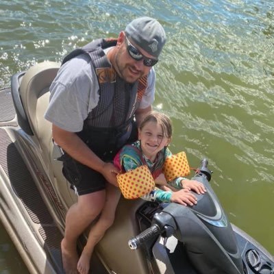 Profile Picture of Dustin Lucas (@ddlucas33) on Twitter
