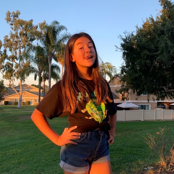 Profile Picture of Shelby Alvarez (@shelbyalv13) on Poshmark