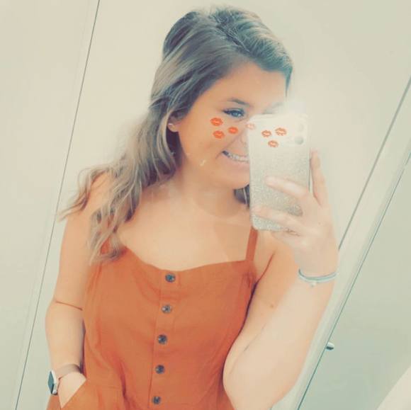 Profile Picture of Sabrina Knotts (@sabrinajeank) on Poshmark
