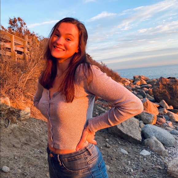 Profile Picture of Clara Franzoni (@clara_franzoni) on Poshmark