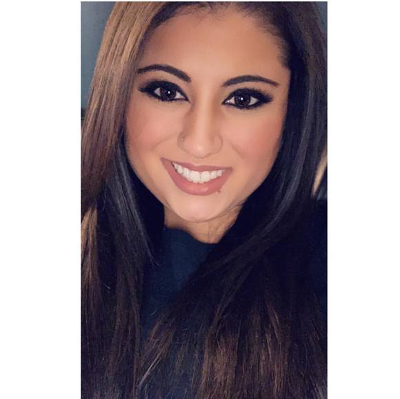 Profile Picture of Andrea Renee (@aklava3992) on Poshmark