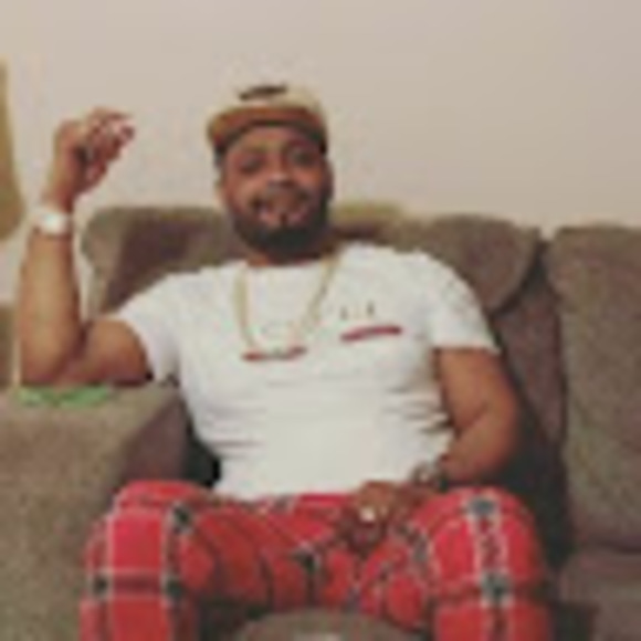 Profile Picture of Jocelyn Figaro (@jocelynfigaro5) on Poshmark