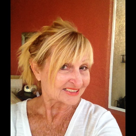 Profile Picture of Bonnie Boblitt (@bonne29) on Poshmark