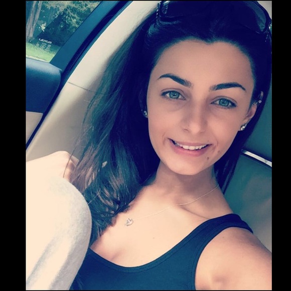 Profile Picture of Jaclyn Loffredo (@jaclyns__closet) on Poshmark