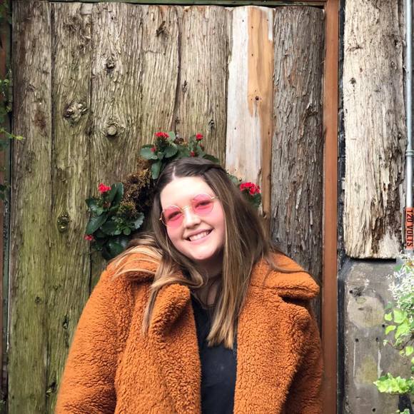 Profile Picture of Amy Lowson (@amylowson) on Poshmark