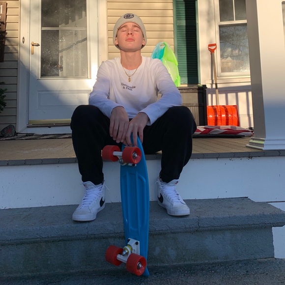 Profile Picture of Andrew Feliciano (@andrewfelici952) on Poshmark