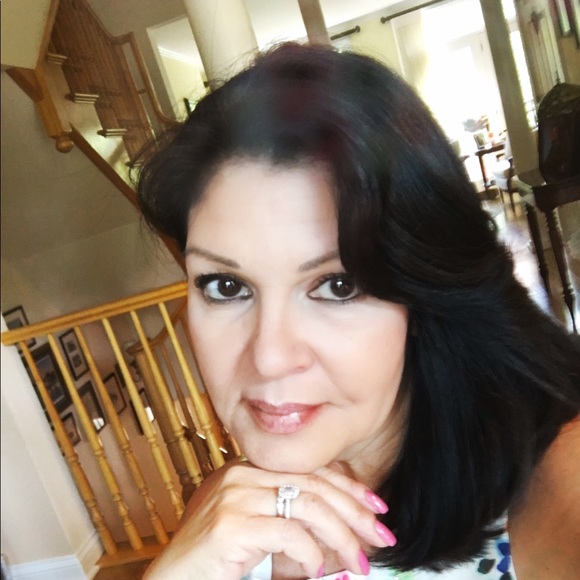 Profile Picture of Elena Goers (@healthlab) on Poshmark