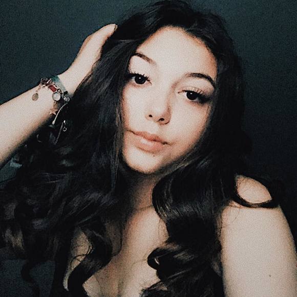 Profile Picture of Emilee Bixby (@emileebixby) on Poshmark