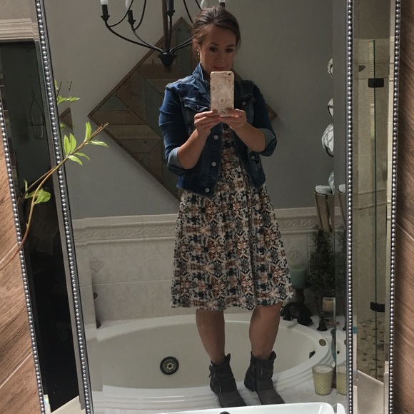 Profile Picture of Lisa Reiter (@leea720) on Poshmark