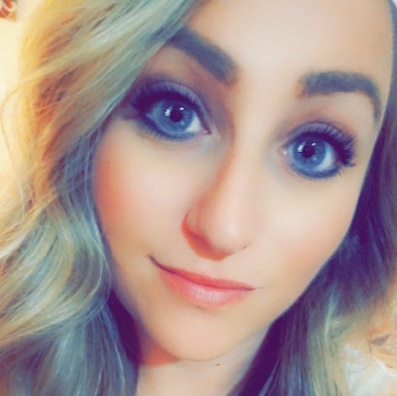 Profile Picture of Jamie Gobeli (@blondie_0283) on Poshmark