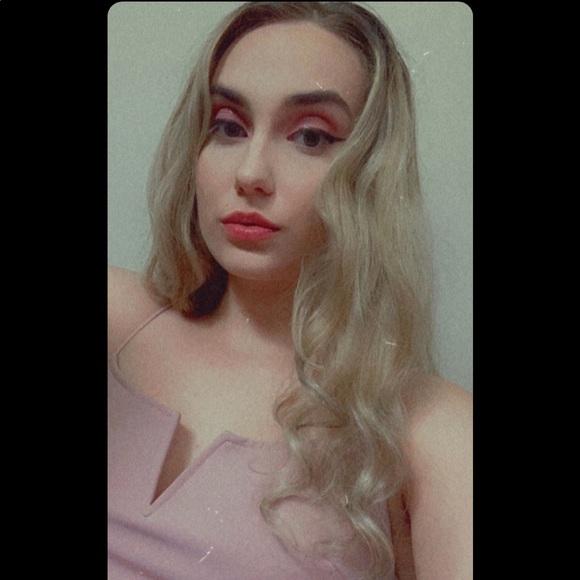Profile Picture of Kerri-anne Keevil (@kkvl) on Poshmark
