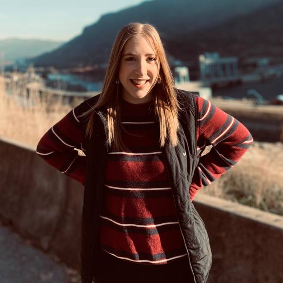 Profile Picture of Ashley Rubner (@ad_rubner) on Poshmark