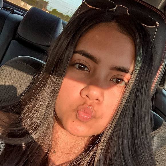 Profile Picture of Raphaella Rojas (@raphaellaacr) on Poshmark