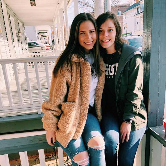 Profile Picture of Julia Serrao (@julmserrao) on Poshmark