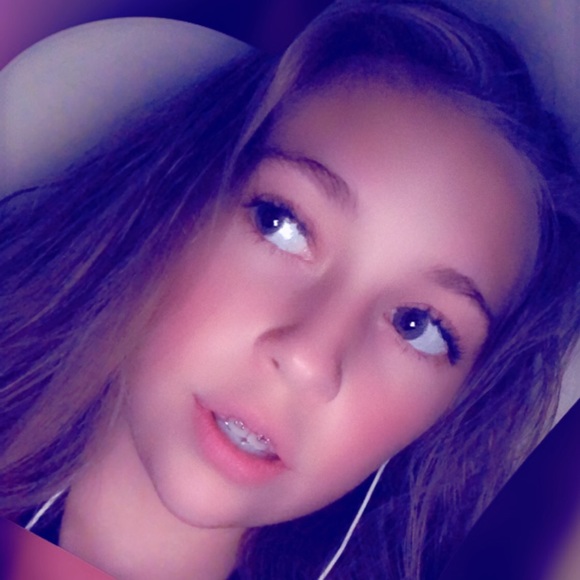 Profile Picture of Lindsey Thalmann (@lindesy568) on Poshmark