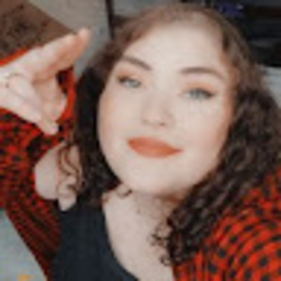 Profile Picture of Hope Beyor (@hopebeyor) on Poshmark