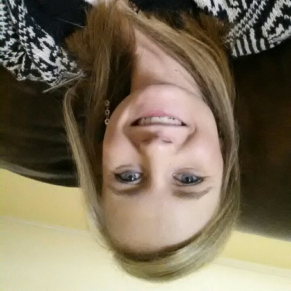 Profile Picture of Abigaile Enochs (@abbyenochs) on Poshmark