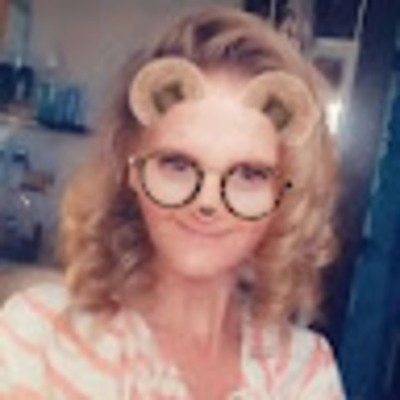 Profile Picture of Apryl Dillon (@dillonapryl79) on Poshmark