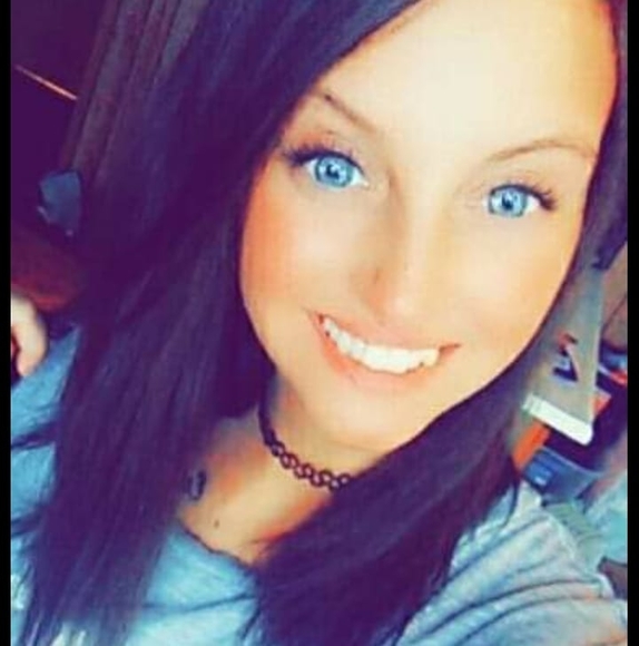 Profile Picture of Danielle Ritchie (@dpritchie) on Poshmark