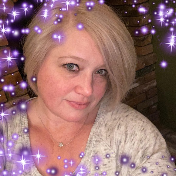 Profile Picture of Sharon Hommel (@sharlyn75) on Poshmark