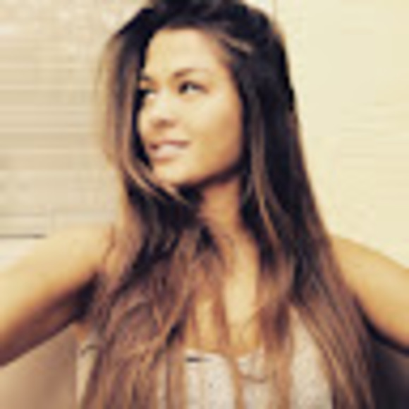 Profile Picture of Alexis Vrba (@lex_vba) on Poshmark