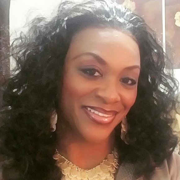 Profile Picture of Juliette Ledwell (@julietteledwell) on Poshmark