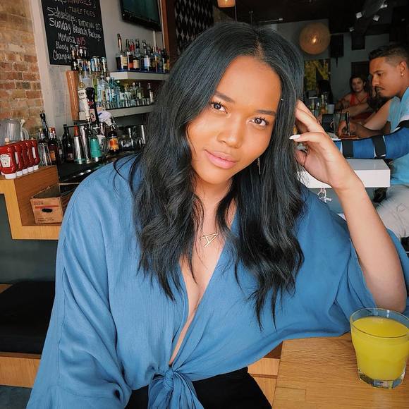 Profile Picture of Arielle Barnett (@ariellebarne946) on Poshmark