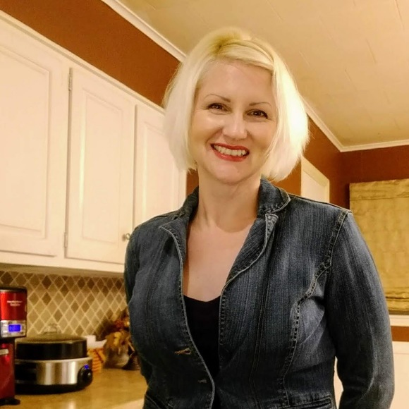 Profile Picture of Julianne Hoch (@psychmajor29) on Poshmark