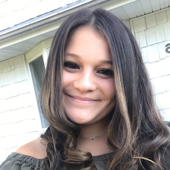 Profile Picture of Amanda Viteritti (@amandavitt) on Poshmark