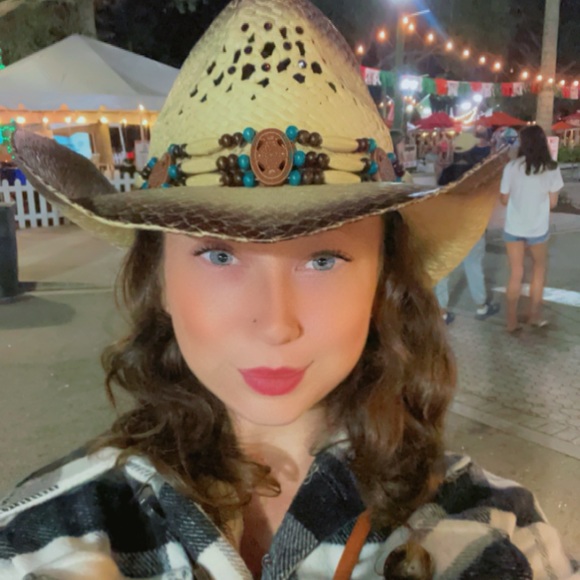 Profile Picture of Maddie Pantoliano (@maddie091396) on Poshmark