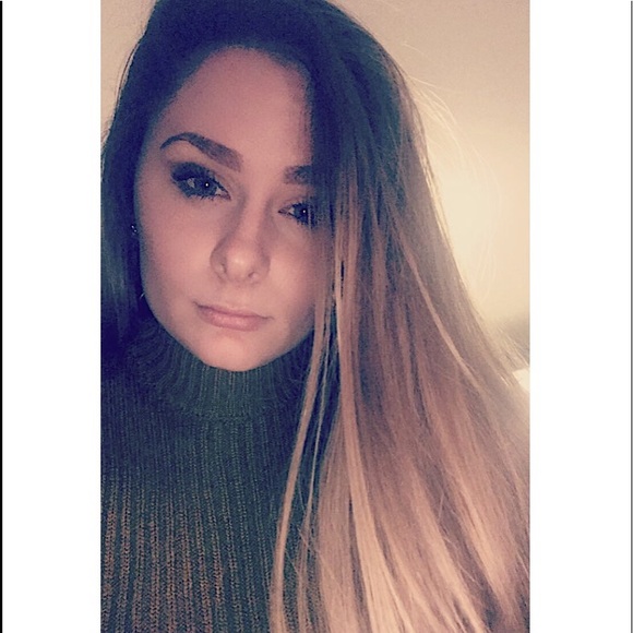 Profile Picture of Angie Rutenberg (@ang_r2206) on Poshmark