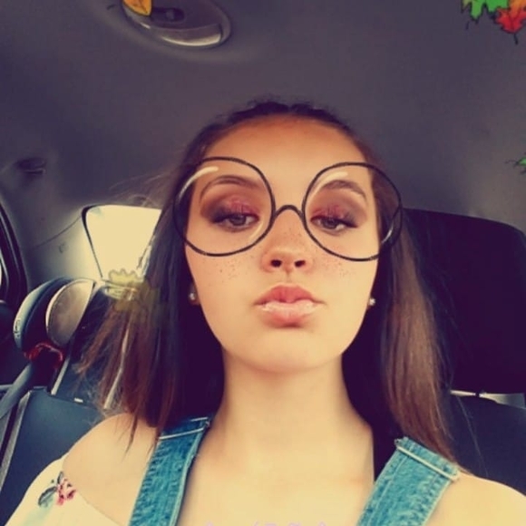 Profile Picture of Lariena Goulette (@larienagoulette) on Poshmark