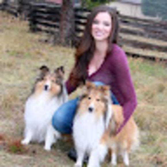 Profile Picture of Erin Martinov (@erinmartinov) on Poshmark