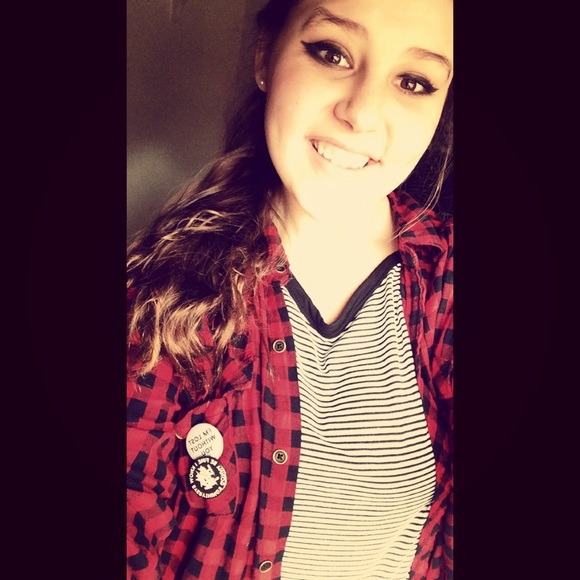 Profile Picture of Alanna Sweeting (@alanna0329) on Poshmark