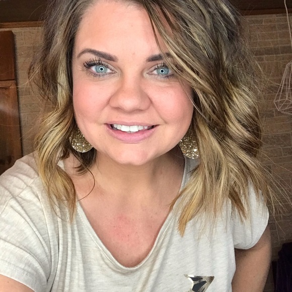 Profile Picture of Kerri Mathis (@kerrimathis77) on Poshmark