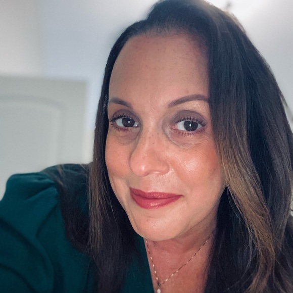 Profile Picture of Stephanie Marnell (@stephaniemarnel) on Poshmark