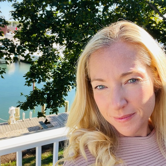 Profile Picture of Christen Theis (@christentheis) on Poshmark