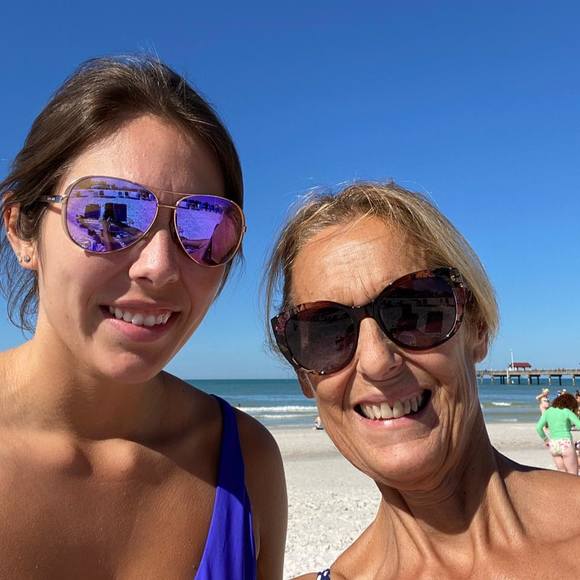 Profile Picture of Vickie Serrantino (@auntgoggi) on Poshmark