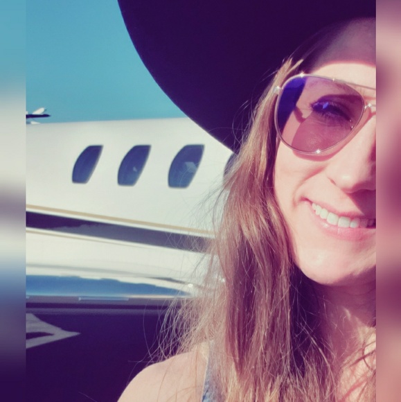 Profile Picture of Lindsey Hudgeons (@lindseyhudgeons) on Poshmark