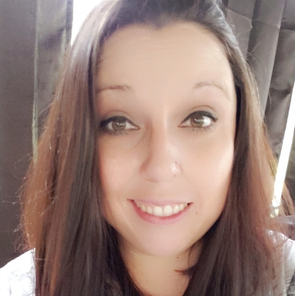 Profile Picture of Misty Hinton (@mistyhinton8) on Poshmark