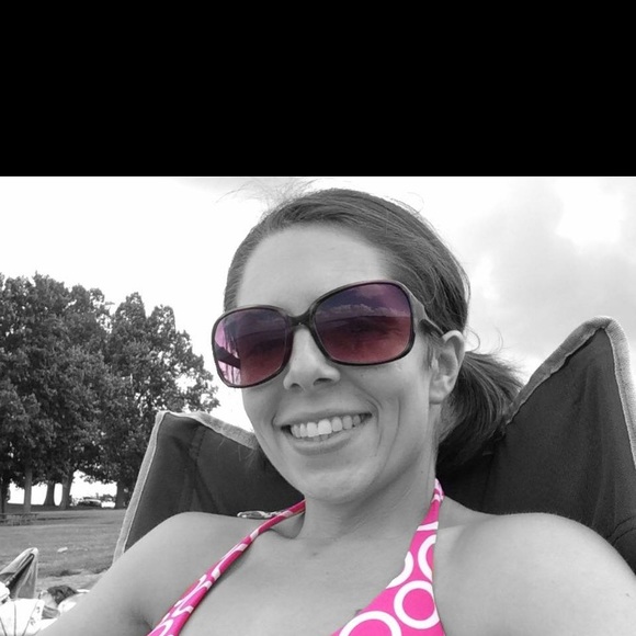 Profile Picture of Elizabeth Fleer (@eli0982) on Poshmark