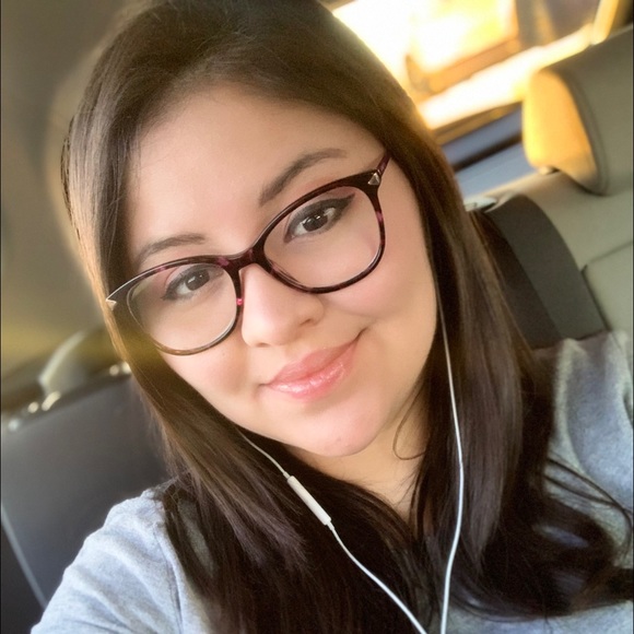 Profile Picture of Eileen Alvarez (@eileenj98) on Poshmark