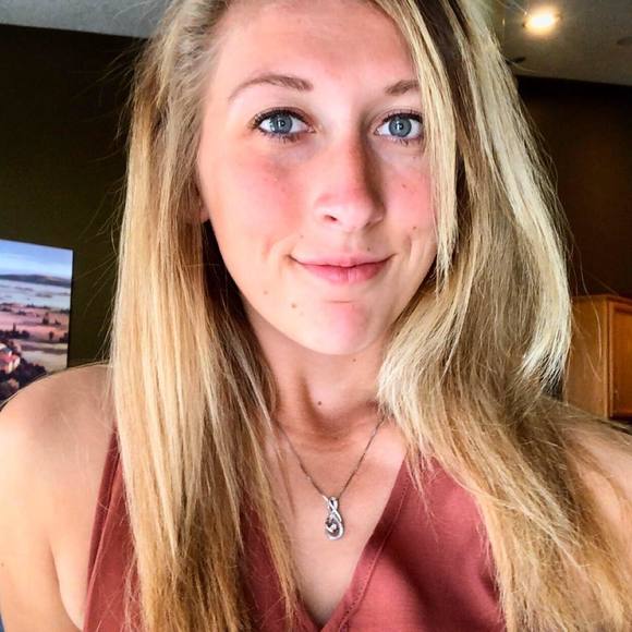 Profile Picture of Ashley Osbeck (@bli33ard) on Poshmark