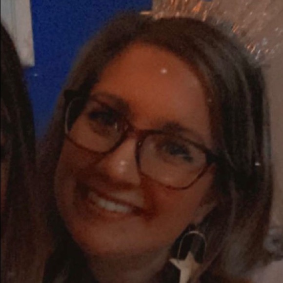 Profile Picture of Andrea Nabakowski (@anabs2011) on Poshmark