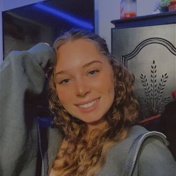 Profile Picture of Alexis Pavloff (@lexiie123) on Poshmark