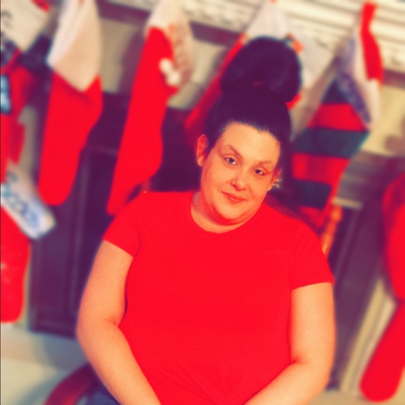 Profile Picture of April Lear (@ababe28) on Poshmark